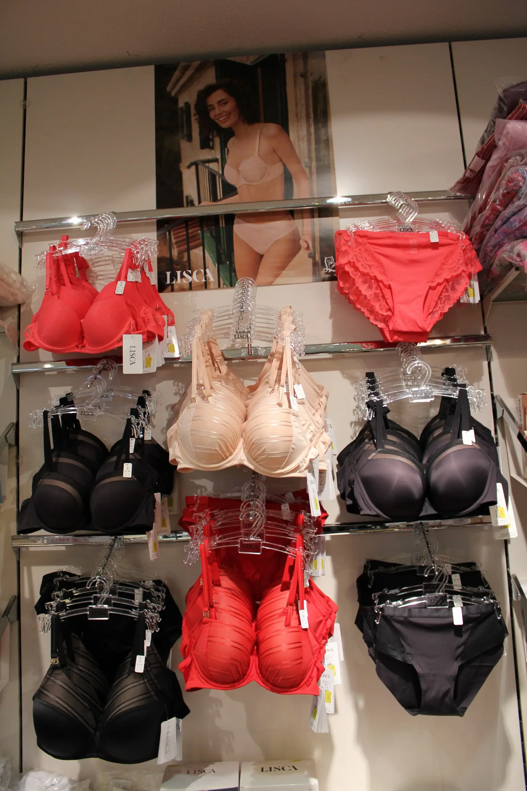 Damen im Modenhaus Reupert