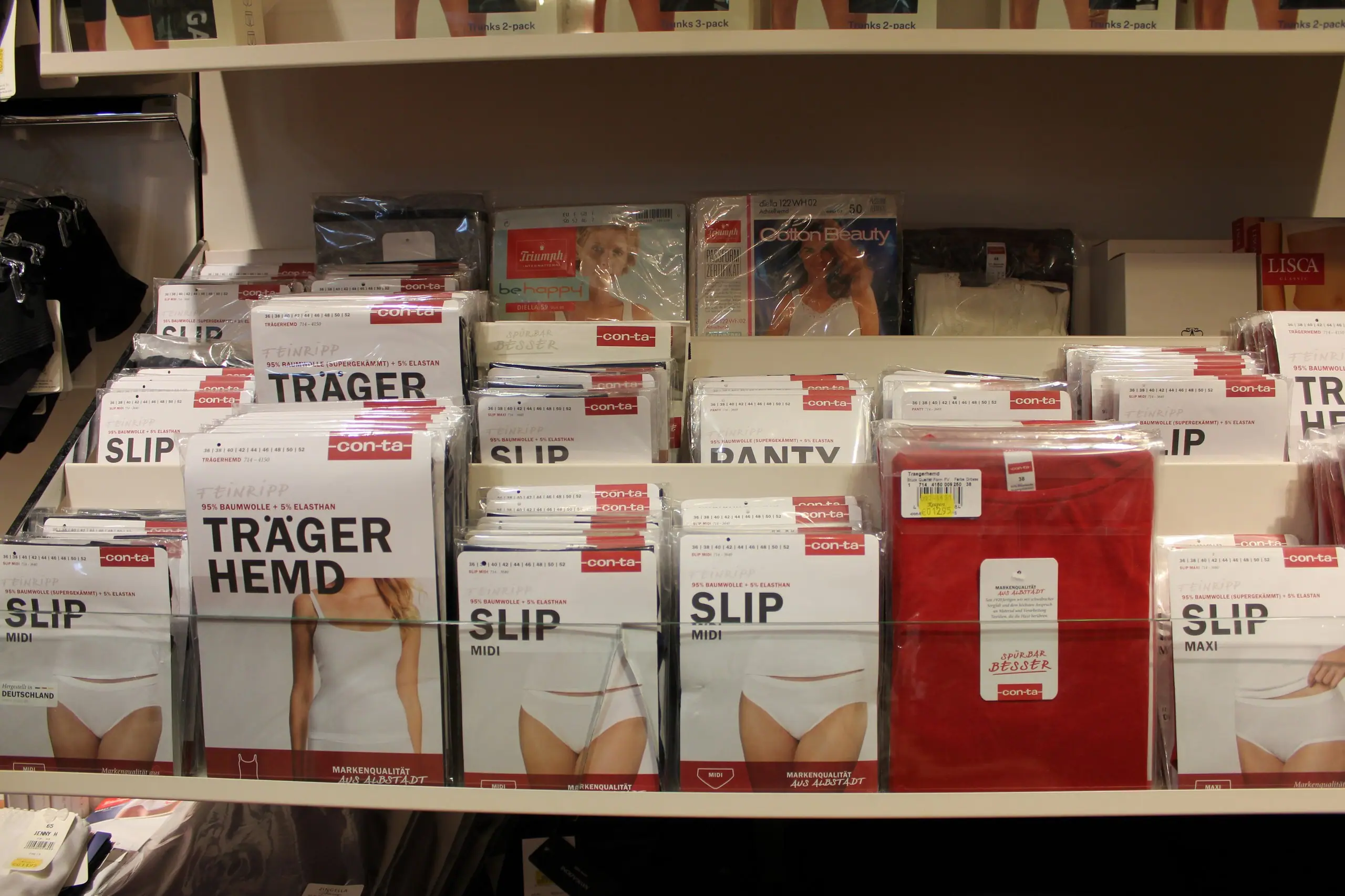 Damen im Modenhaus Reupert