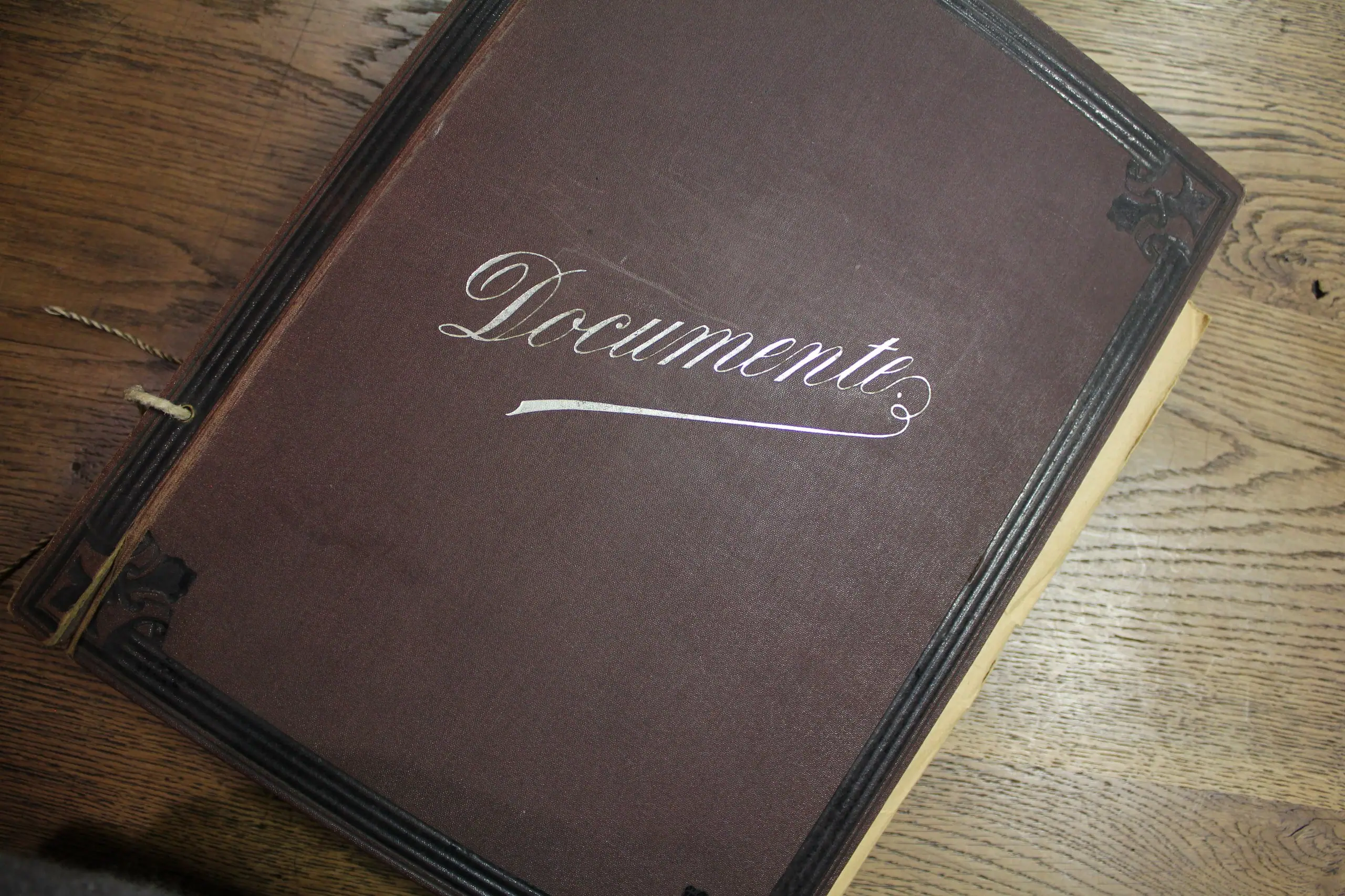 Historischer Ordner zur Familiengeschichte des Modenhauses Reupert